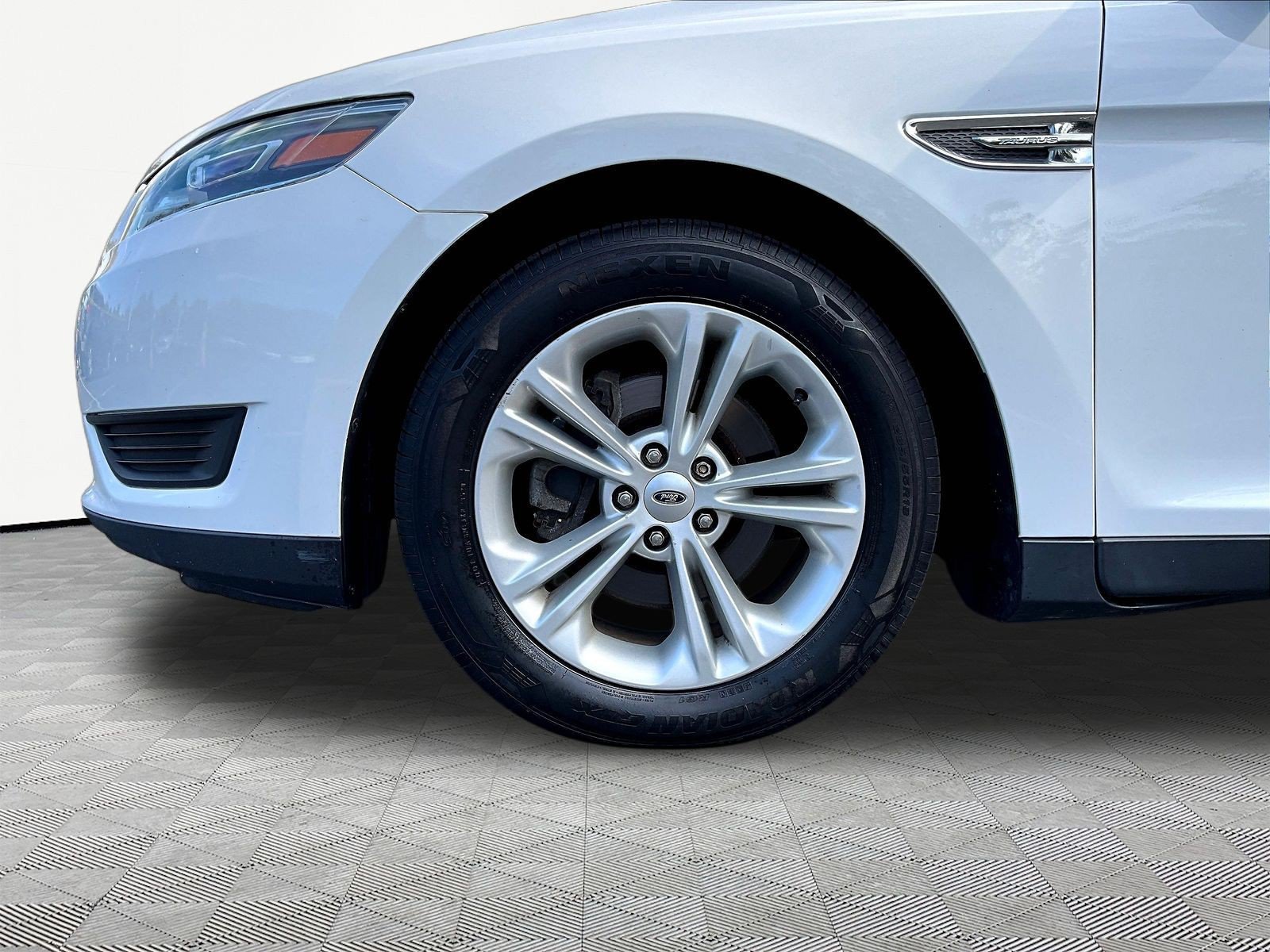 Used 2016 Ford Taurus SE FWD image 34