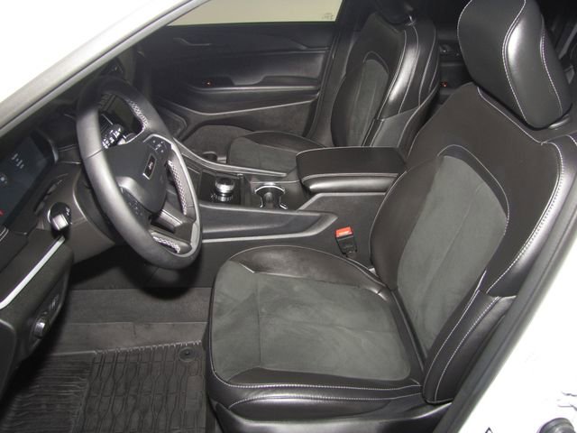 Used 2025 Jeep Grand Cherokee Altitude AWD/4WD image 10