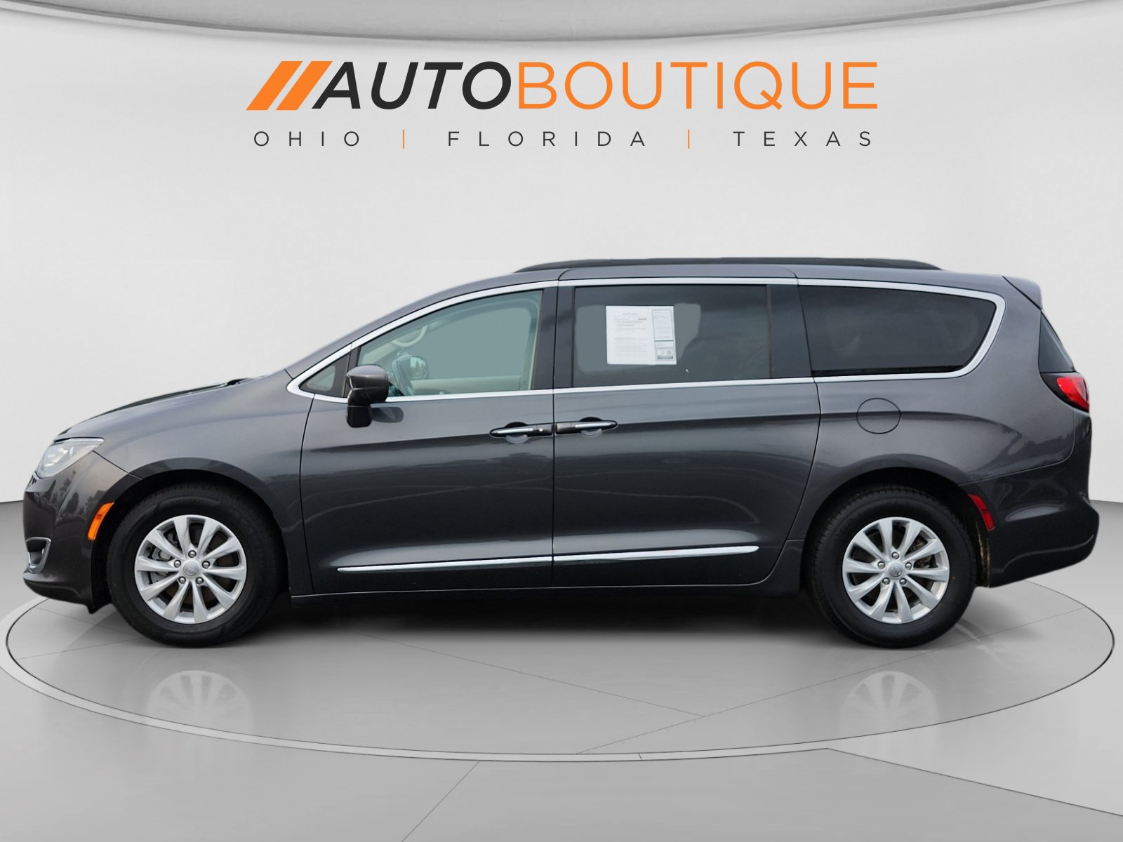 Used 2017 Chrysler Pacifica Touring-L FWD image 2
