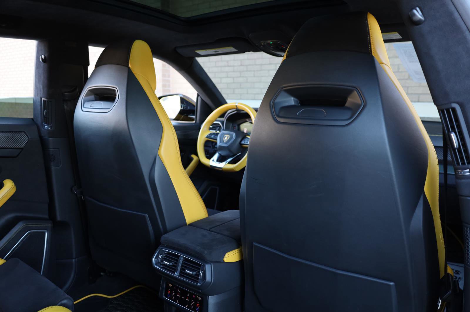 Used 2021 Lamborghini Urus AWD/4WD image 34