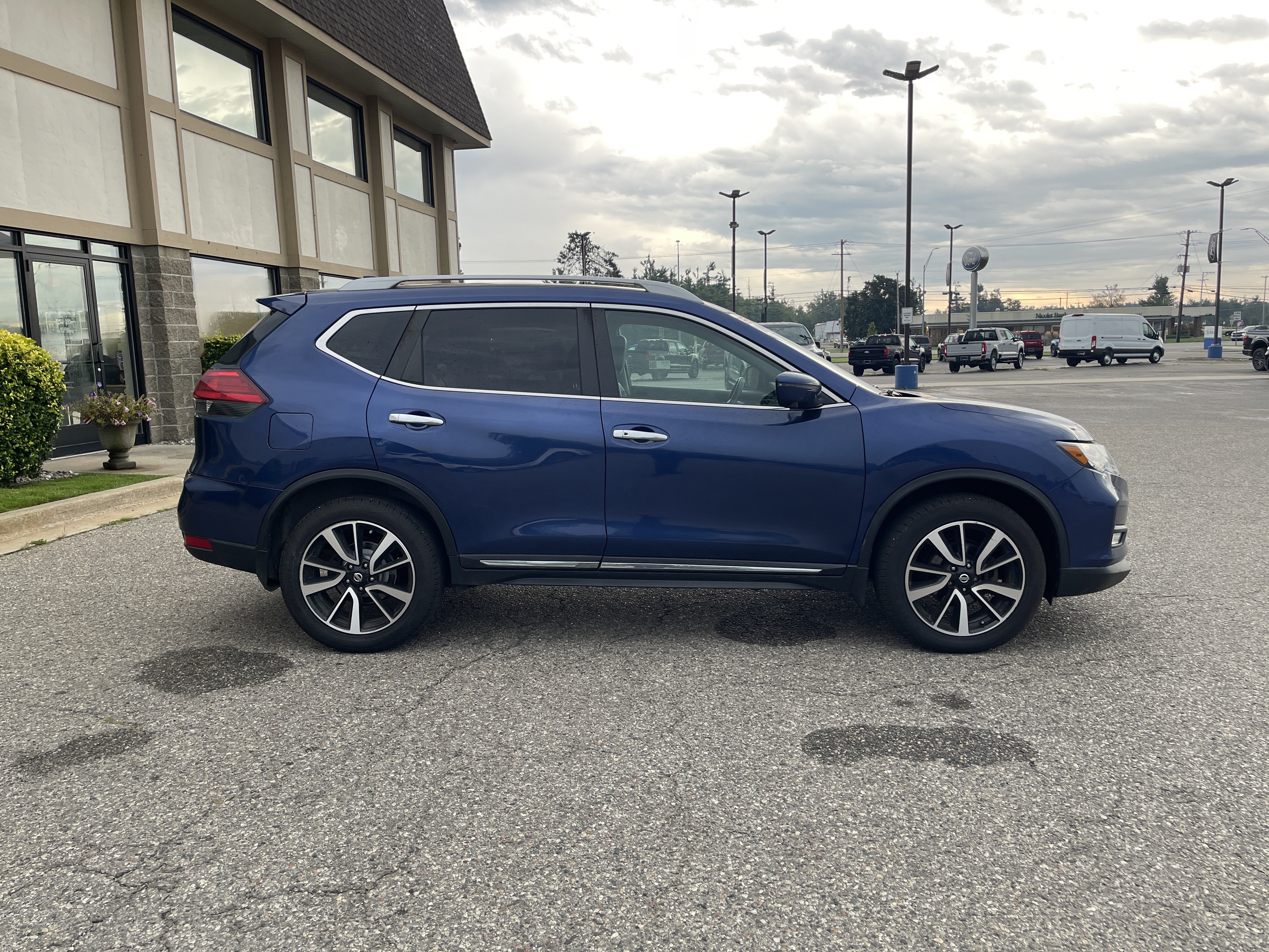 Used 2017 Nissan Rogue SL AWD/4WD image 3