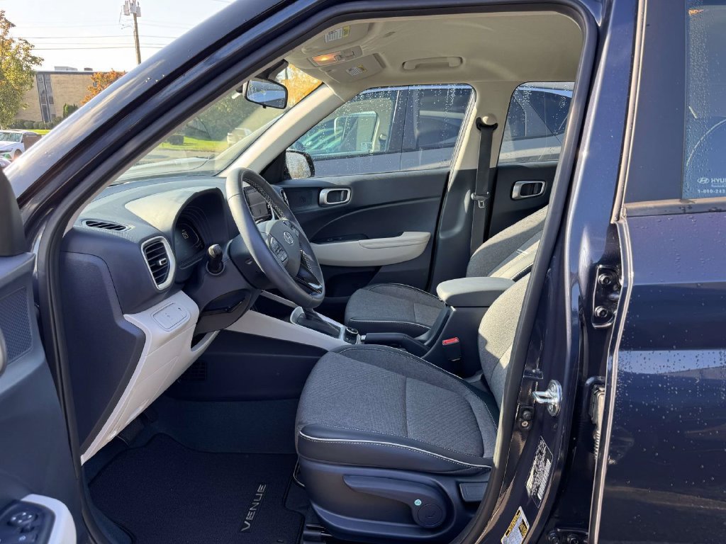 Used 2024 Hyundai Venue Limited FWD image 15