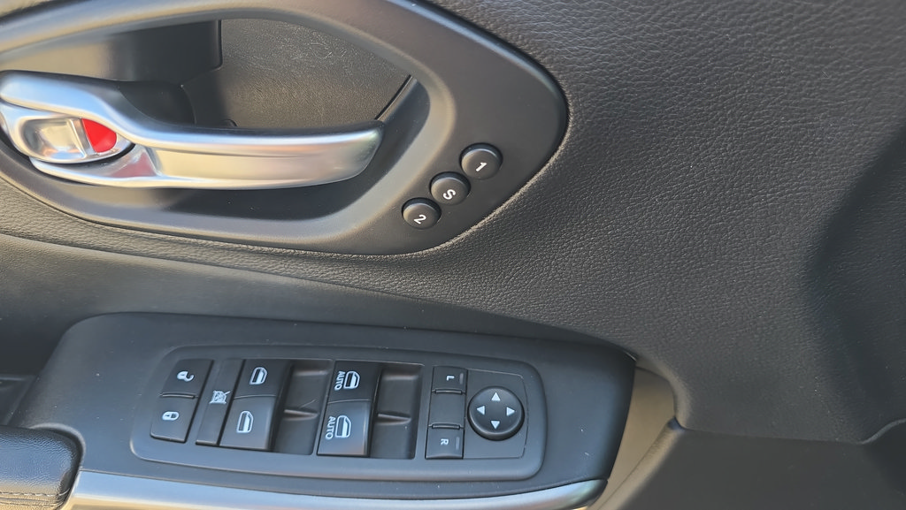 Used 2019 Jeep Cherokee Limited FWD image 16