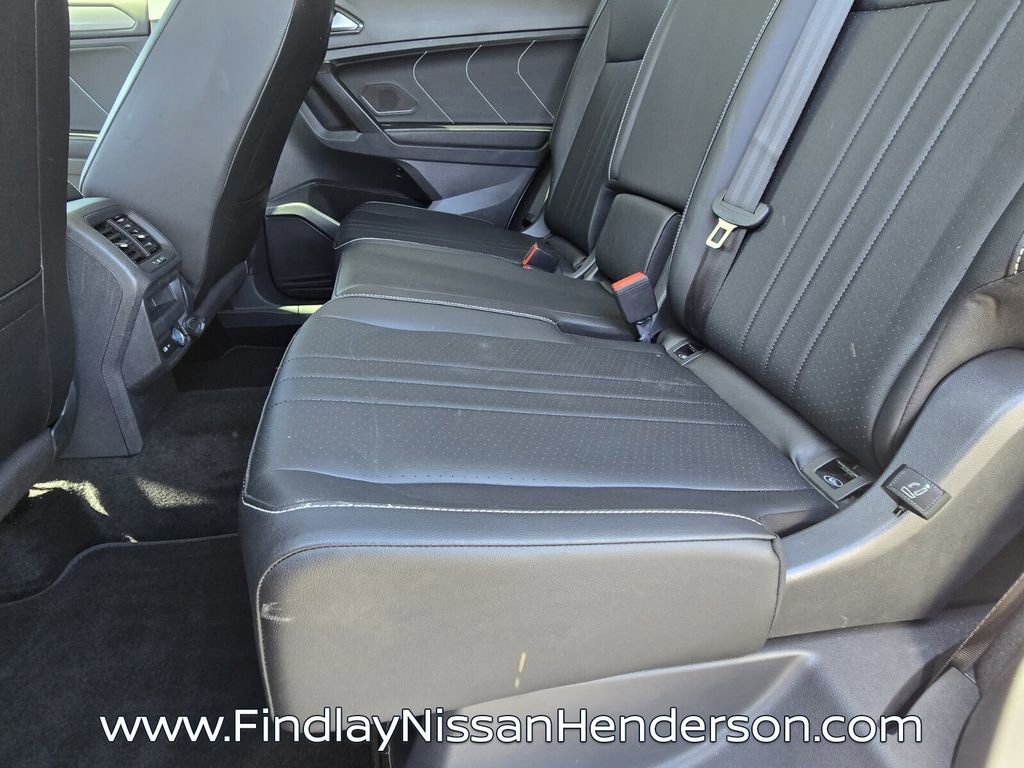 Used 2023 Volkswagen Tiguan SE w/ Panoramic Sunroof Package FWD image 12