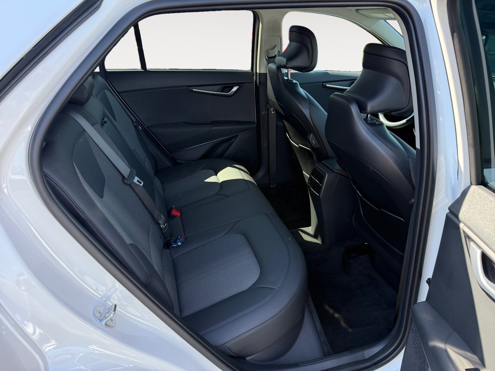 Used 2025 Kia Niro EX FWD image 18