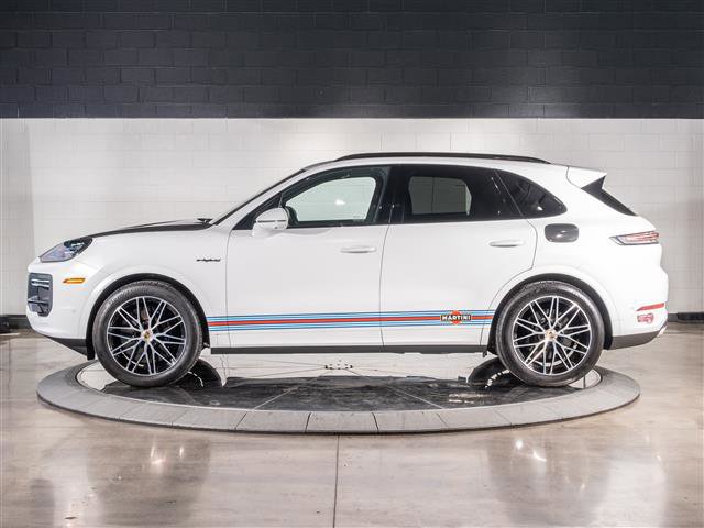 Used 2024 Porsche Cayenne Turbo image 2