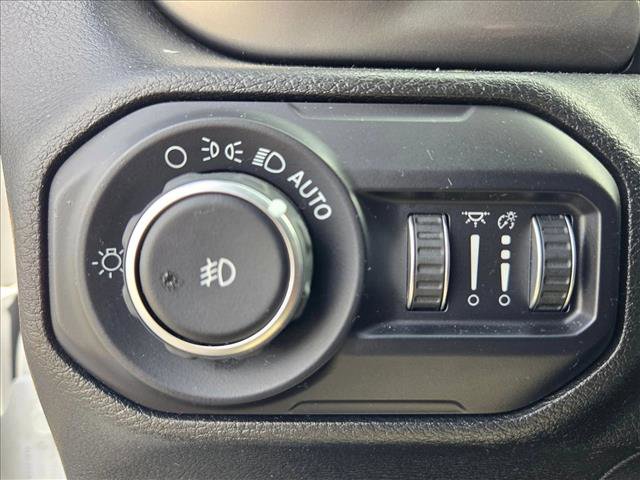 Used 2018 Jeep Wrangler Unlimited Sahara AWD/4WD image 11