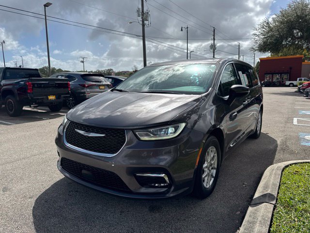 Used 2023 Chrysler Pacifica Touring-L FWD image 4