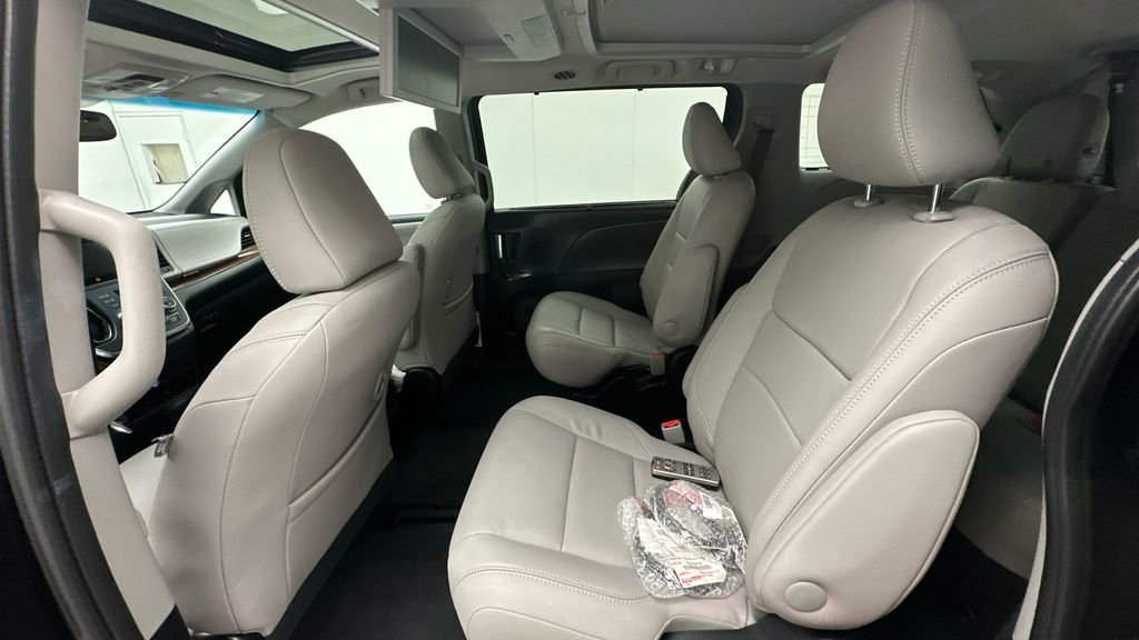 Used 2017 Toyota Sienna Limited image 10