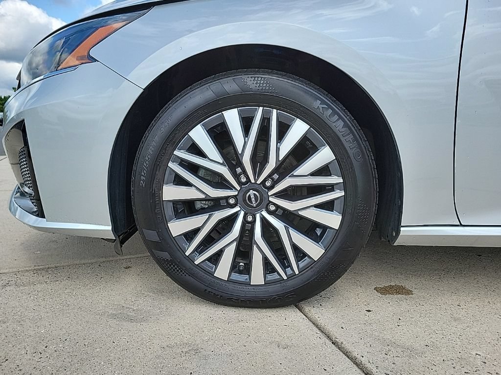Used 2024 Nissan Altima 2.5 SV FWD image 8