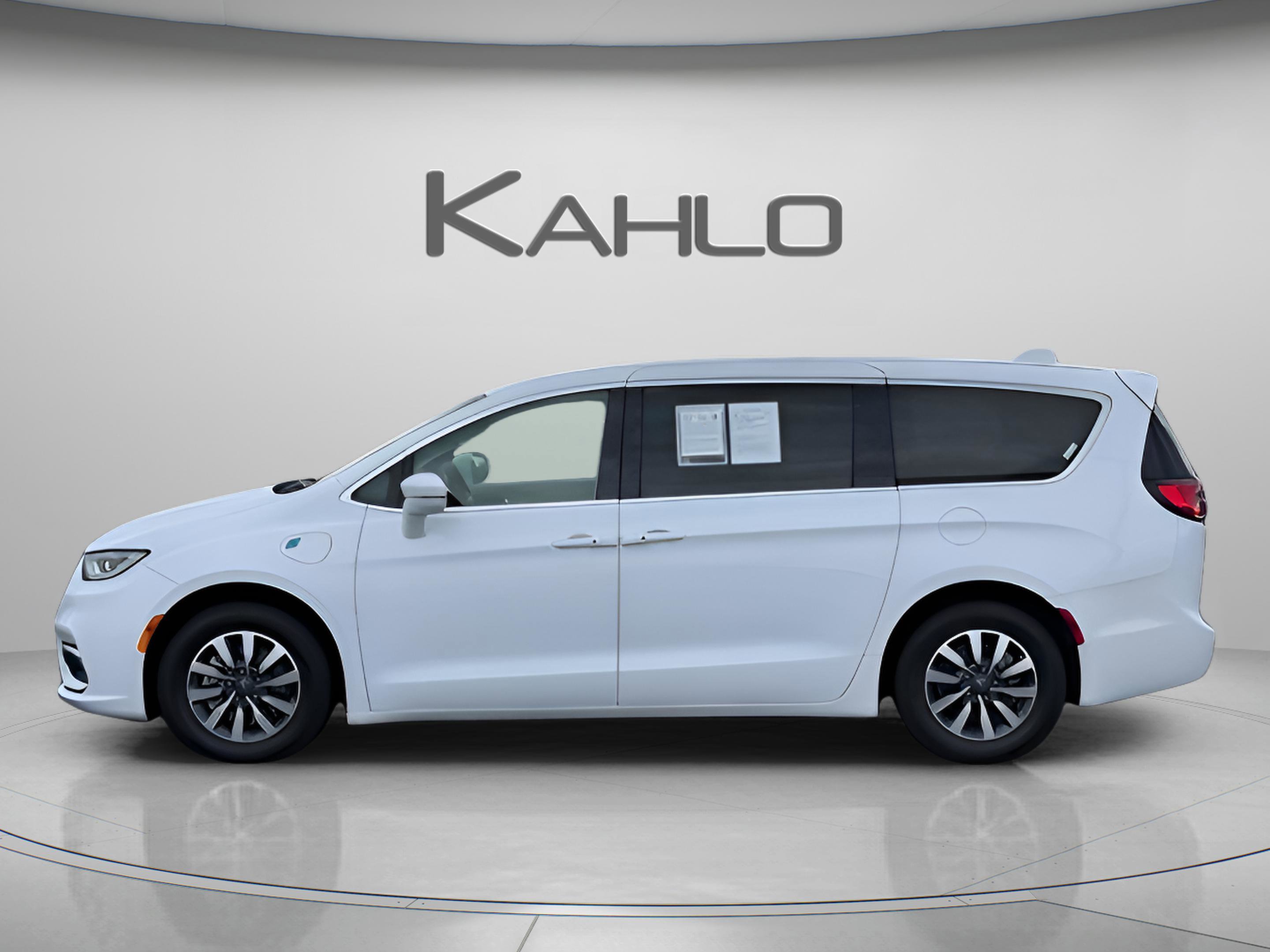 Used 2022 Chrysler Pacifica Touring-L FWD image 2