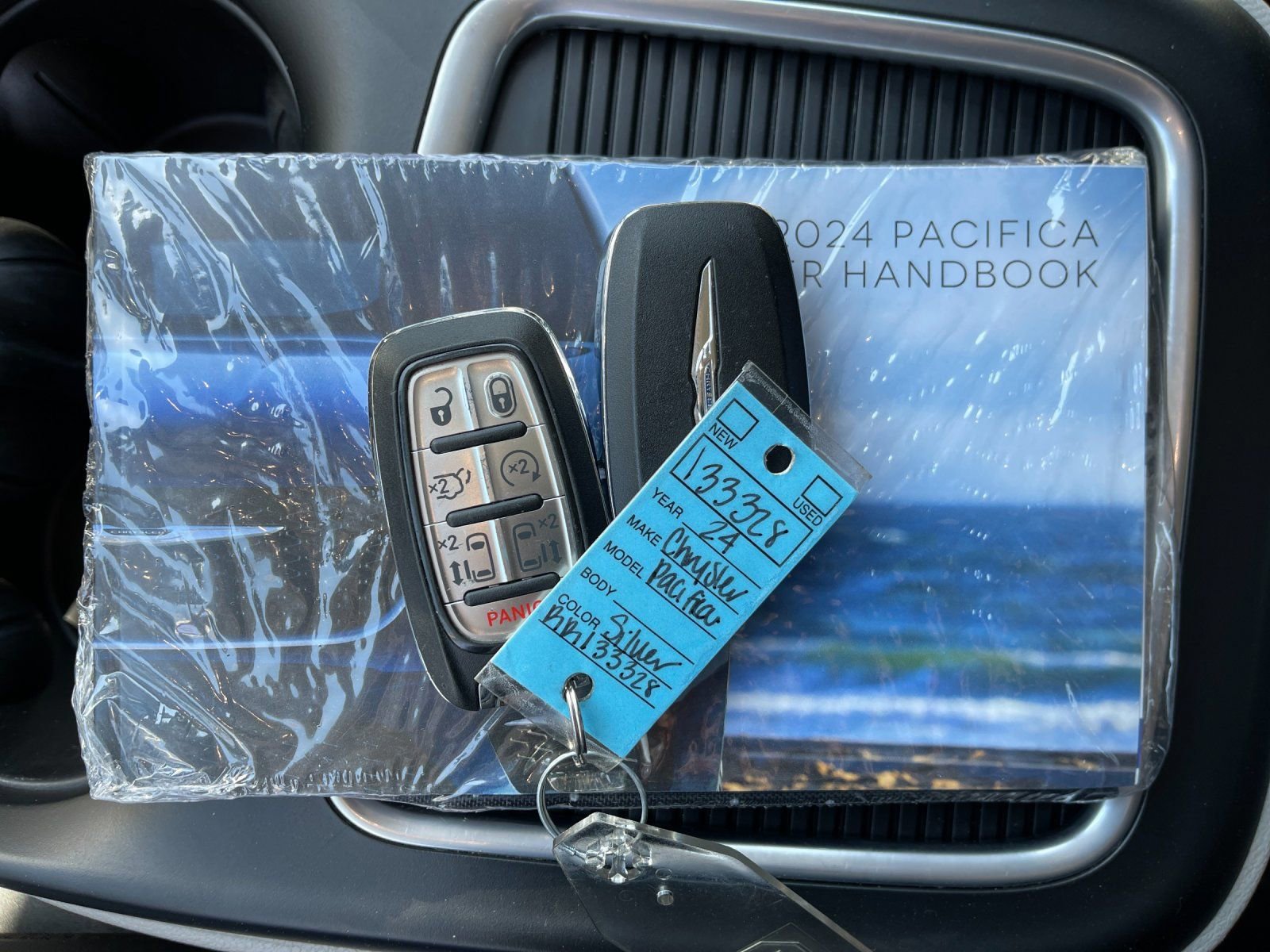 Used 2024 Chrysler Pacifica Touring-L image 10