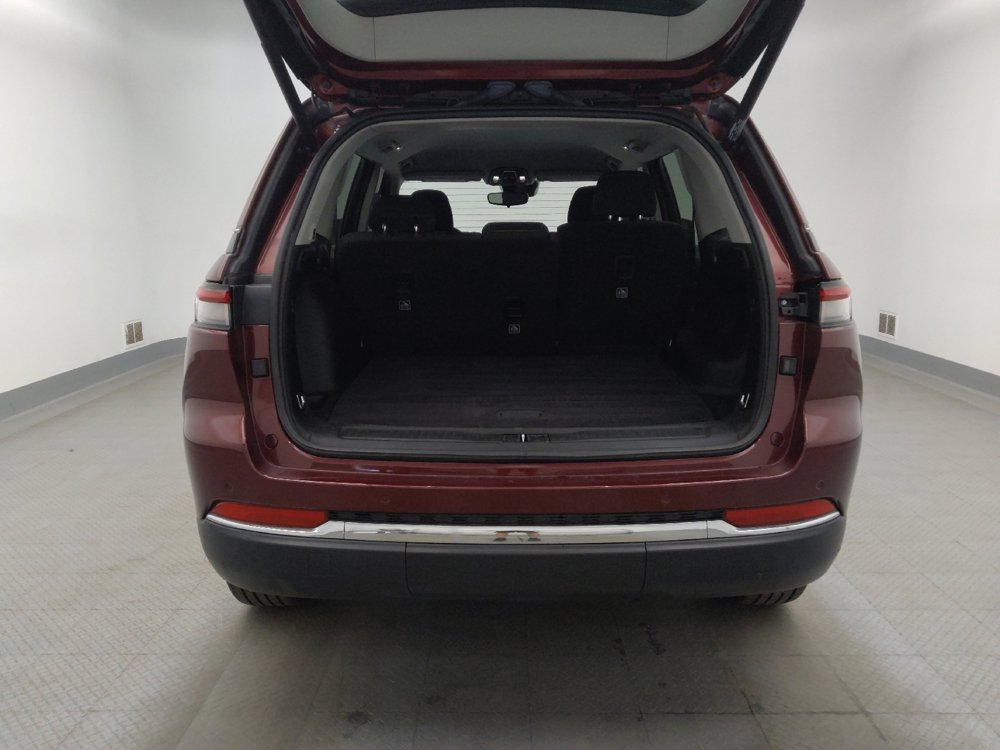 Used 2023 Jeep Grand Cherokee Laredo w/ Luxury Tech Group I AWD/4WD image 29