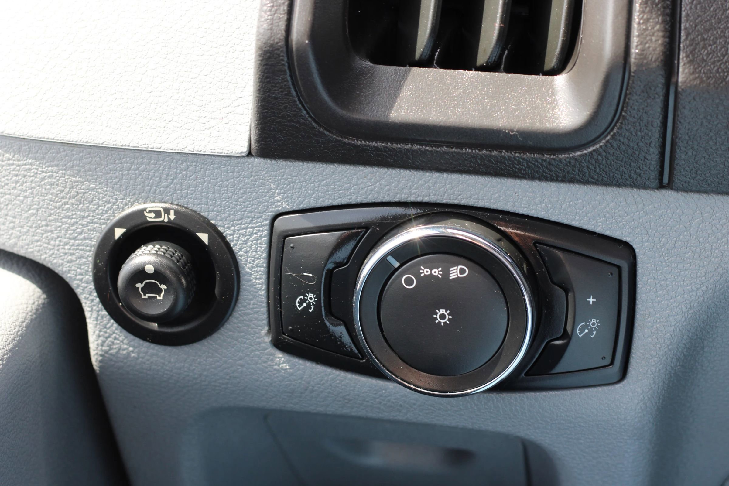 Used 2019 Ford Transit 150 148 Medium Roof image 18