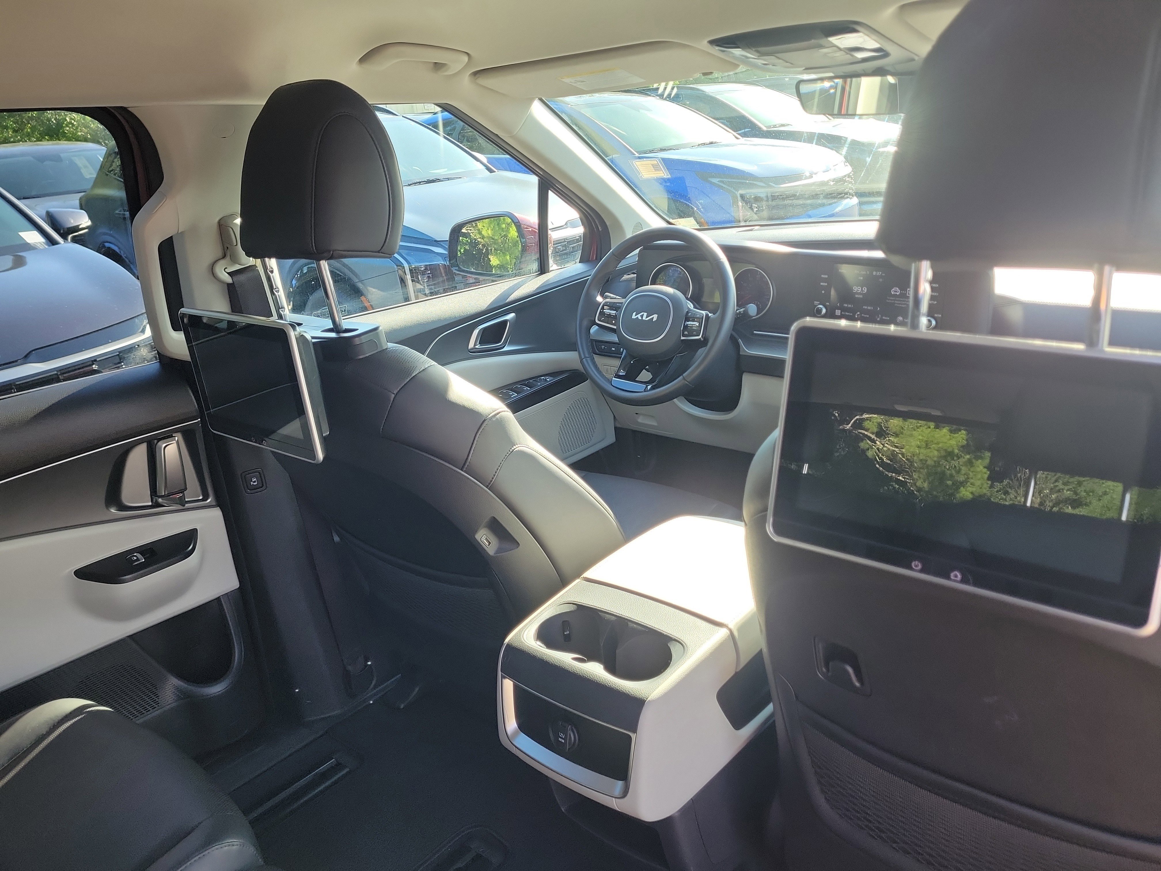 Used 2024 Kia Carnival LX FWD image 13
