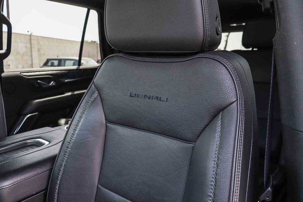 Used 2023 GMC Yukon Denali RWD image 32