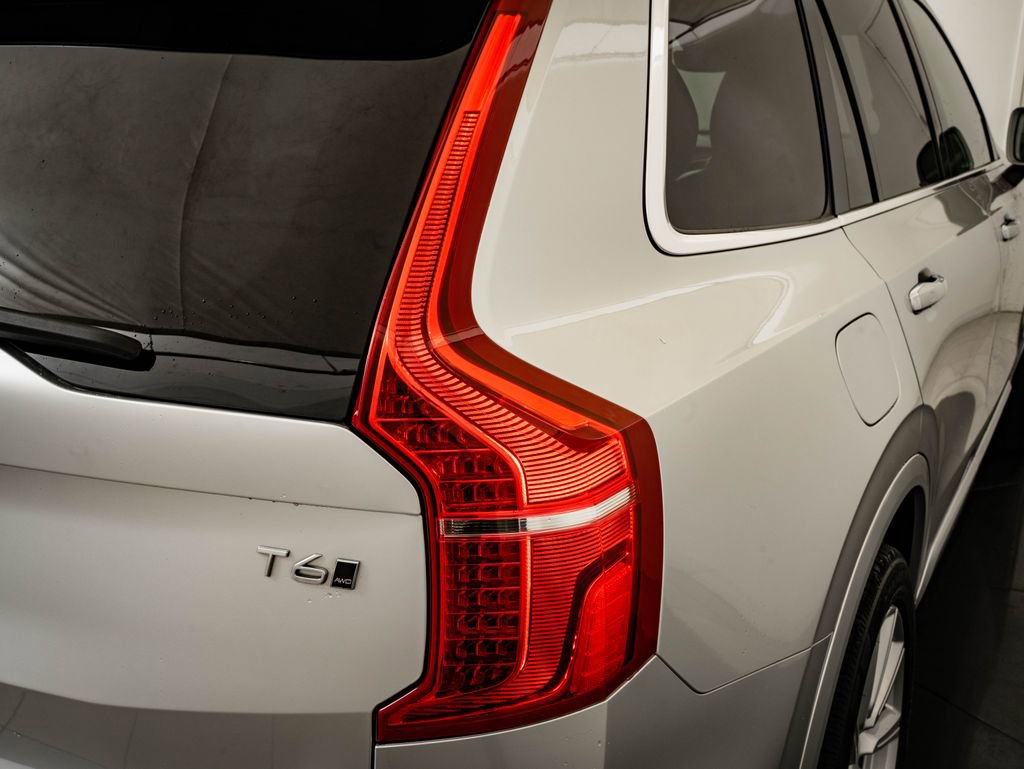 Used 2018 Volvo XC90 T6 Momentum w/ Momentum Plus Package AWD/4WD image 9