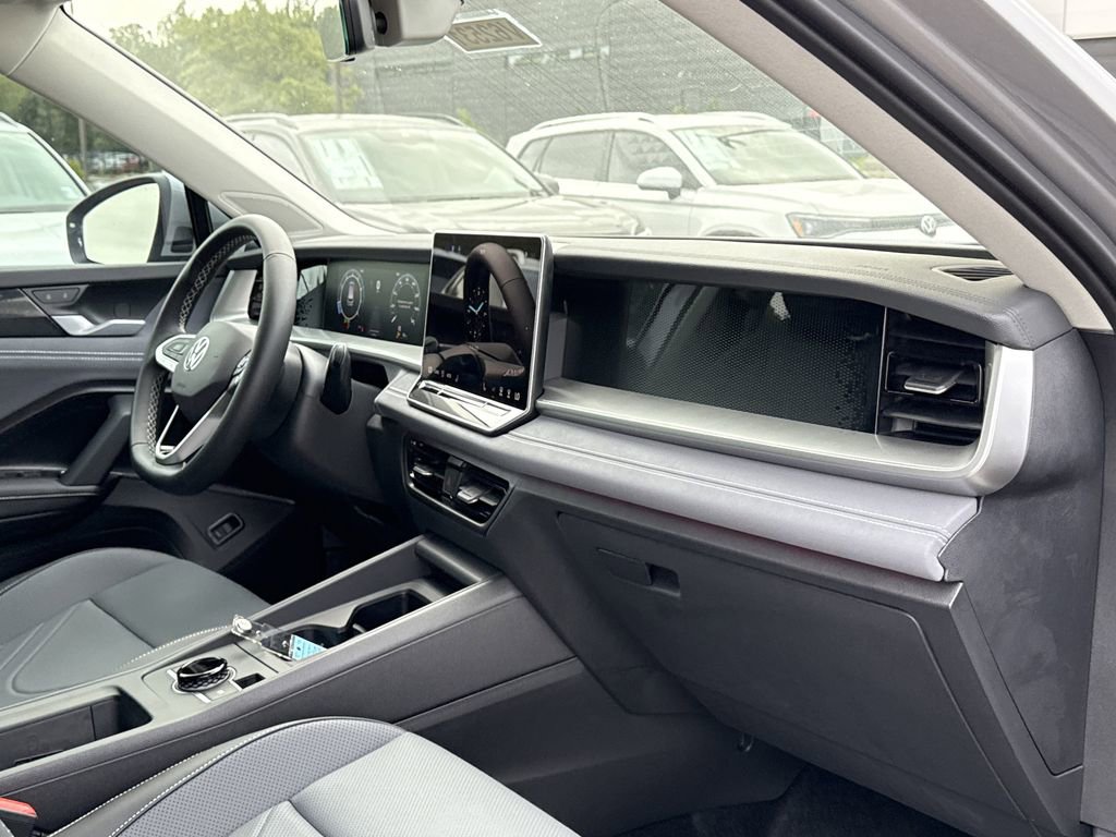 New 2025 Volkswagen Tiguan SE image 22