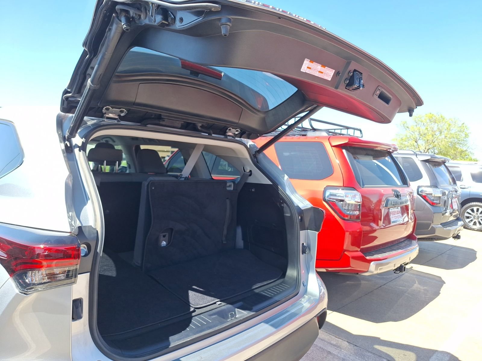 Used 2023 Toyota Highlander LE FWD image 35