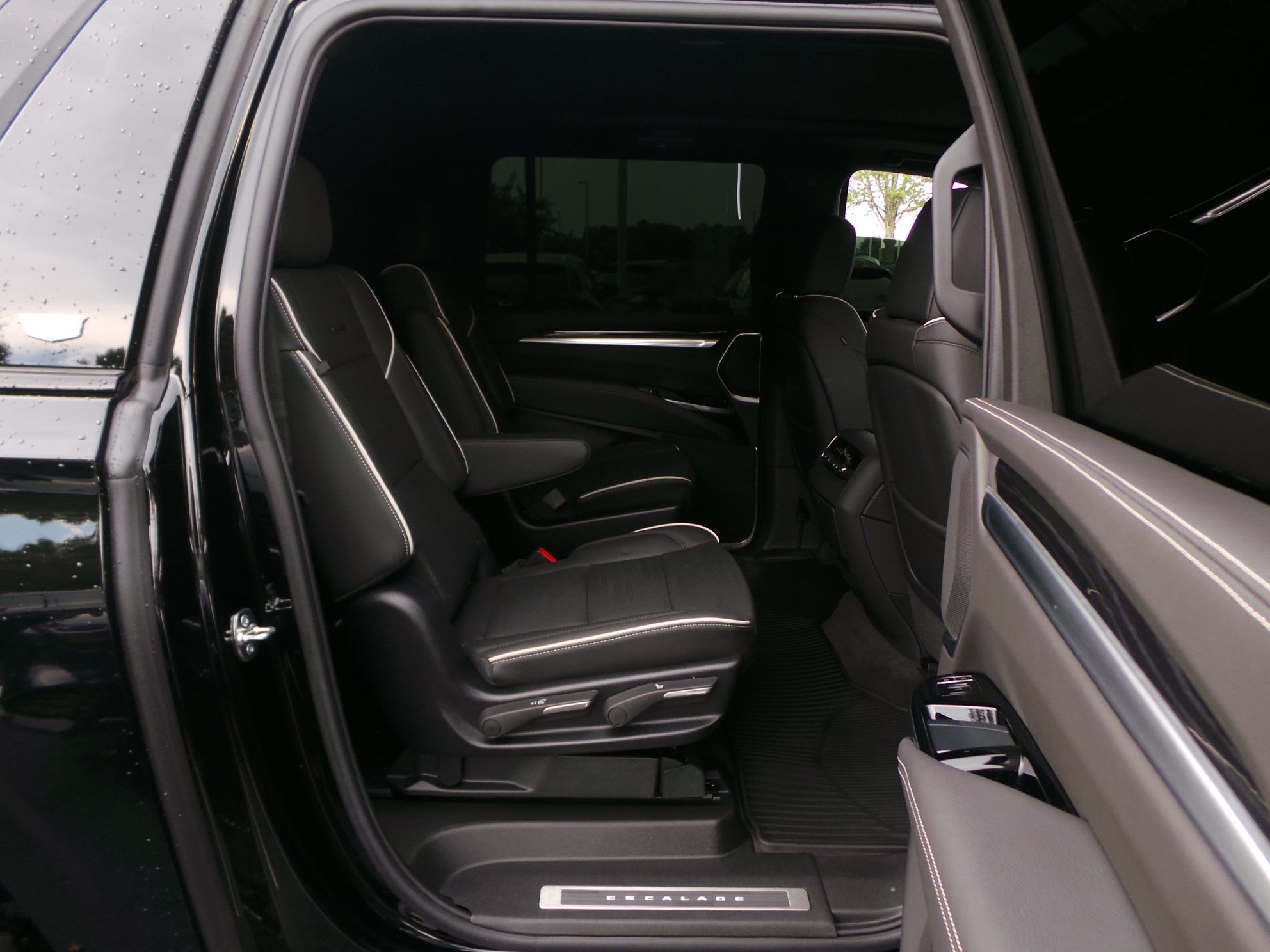 Used 2025 Cadillac Escalade ESV Sport AWD/4WD image 41