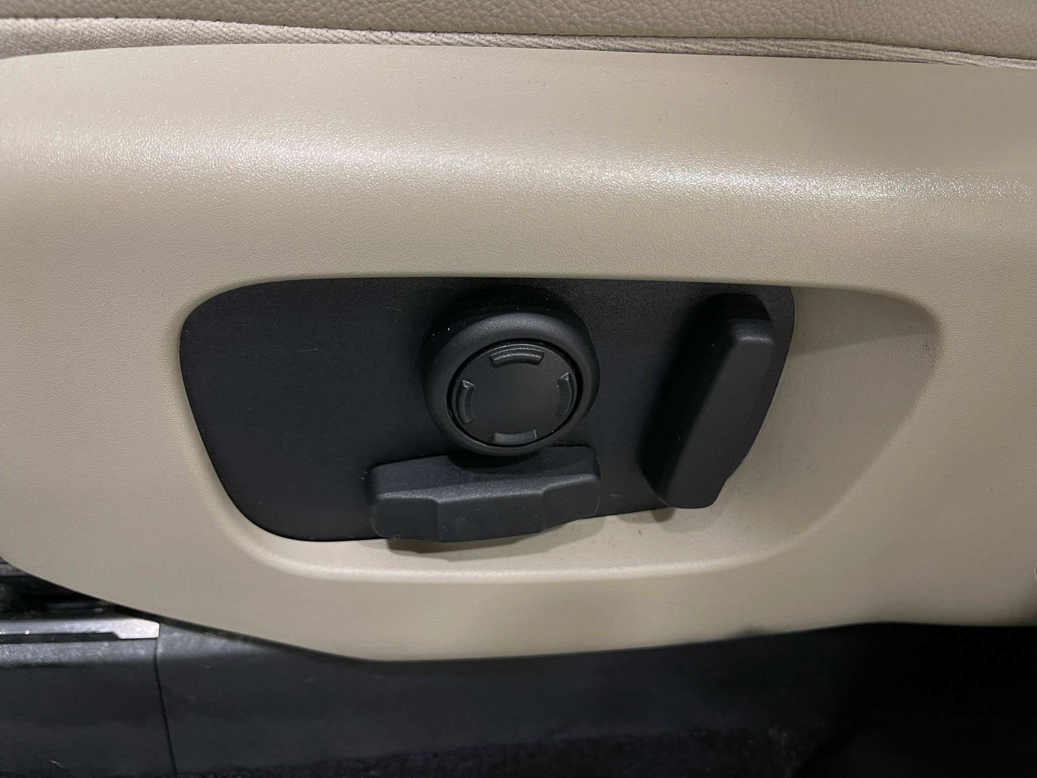 Used 2018 Land Rover Discovery HSE image 17