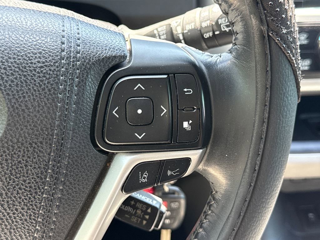 Used 2018 Toyota Highlander Plus AWD/4WD image 28