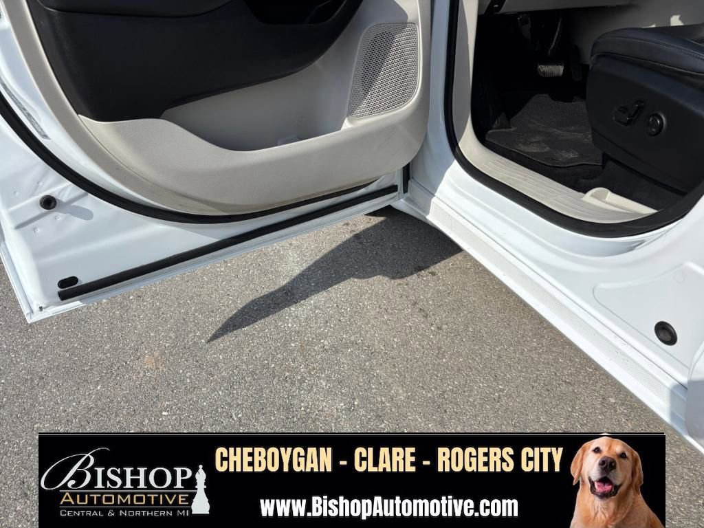 Used 2023 Chrysler Pacifica Touring-L FWD image 25