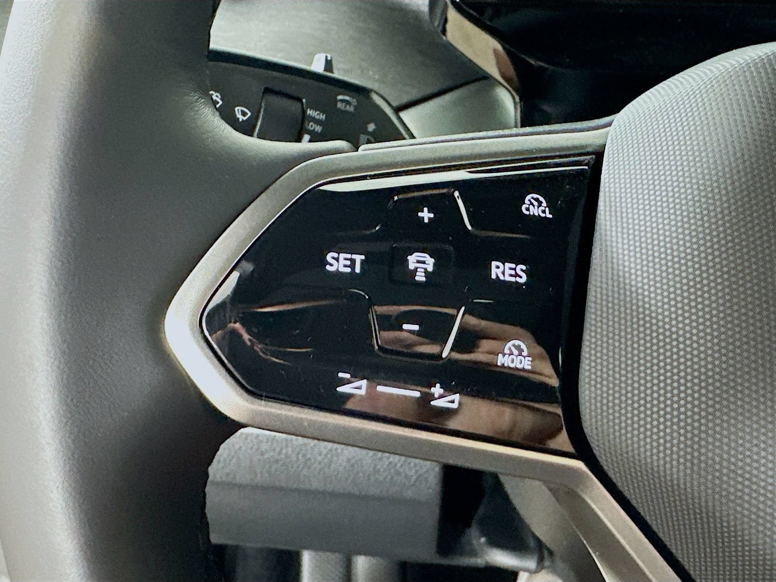 New 2025 Volkswagen ID. Buzz Pro S Plus AWD/4WD image 17