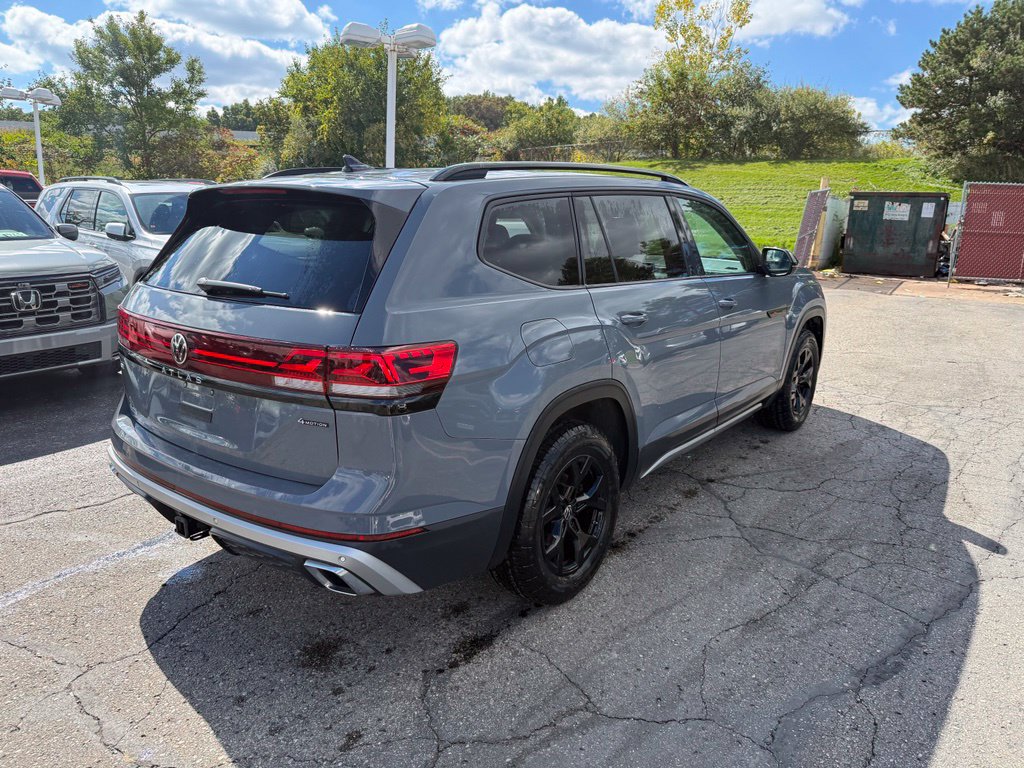 Used 2024 Volkswagen Atlas Peak Edition SE AWD/4WD image 3