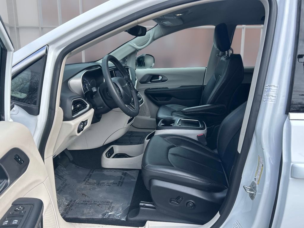 Used 2024 Chrysler Pacifica Touring-L image 11