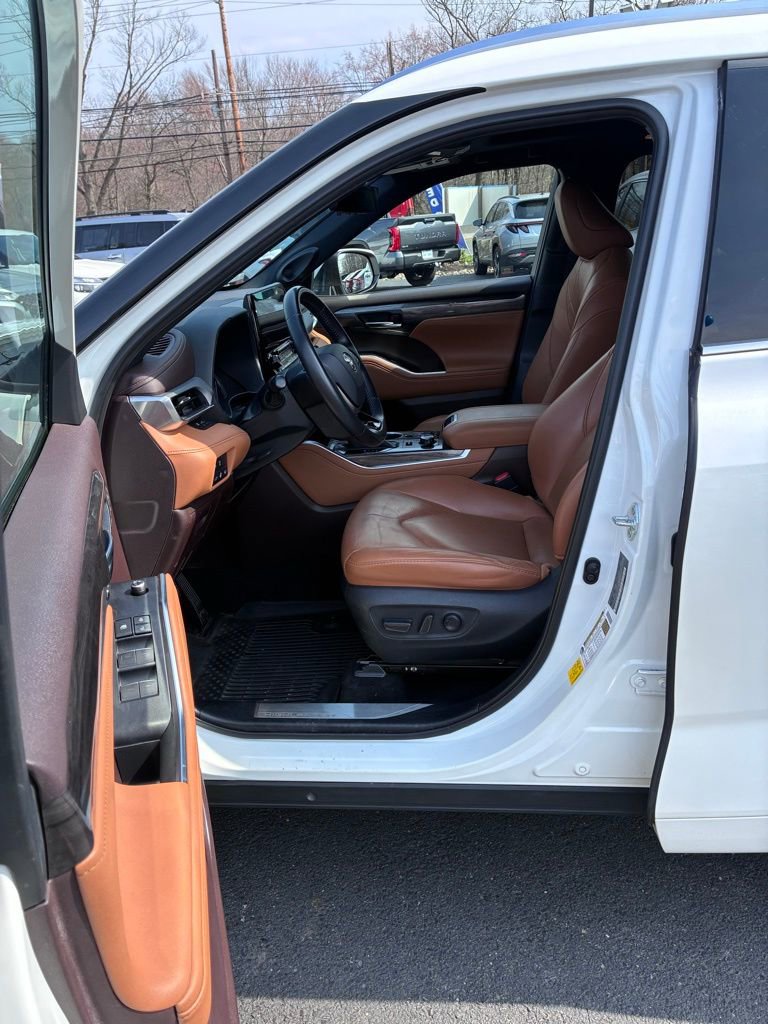 Used 2020 Toyota Highlander Platinum AWD/4WD image 25