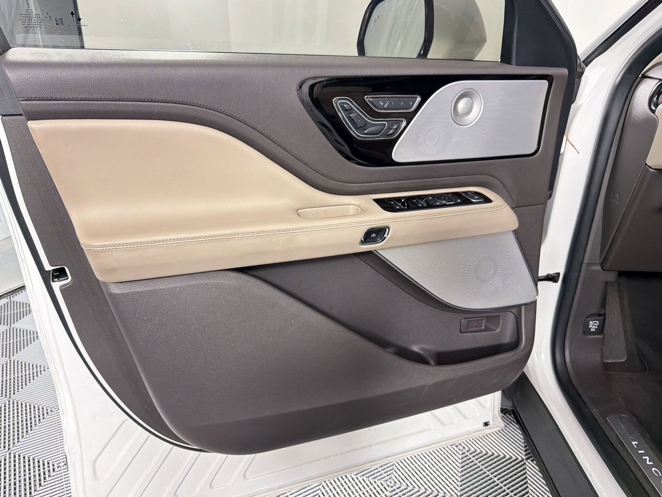 Used 2021 Lincoln Aviator Reserve w/ Equipment Group 210A image 14