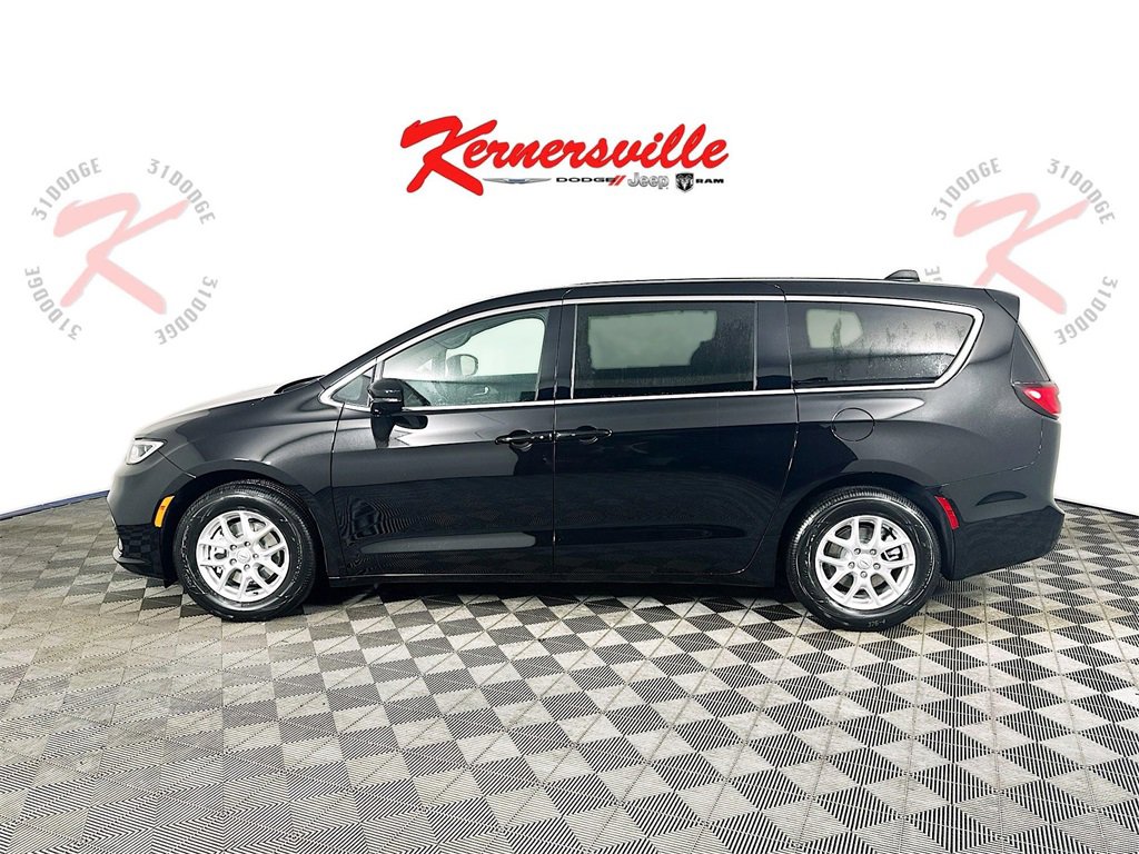 New 2026 Chrysler Pacifica Select image 4