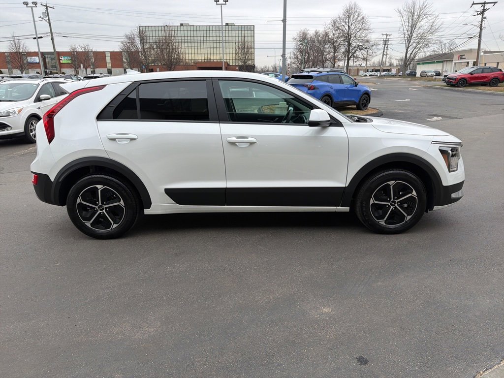 Certified 2025 Kia Niro LX image 5