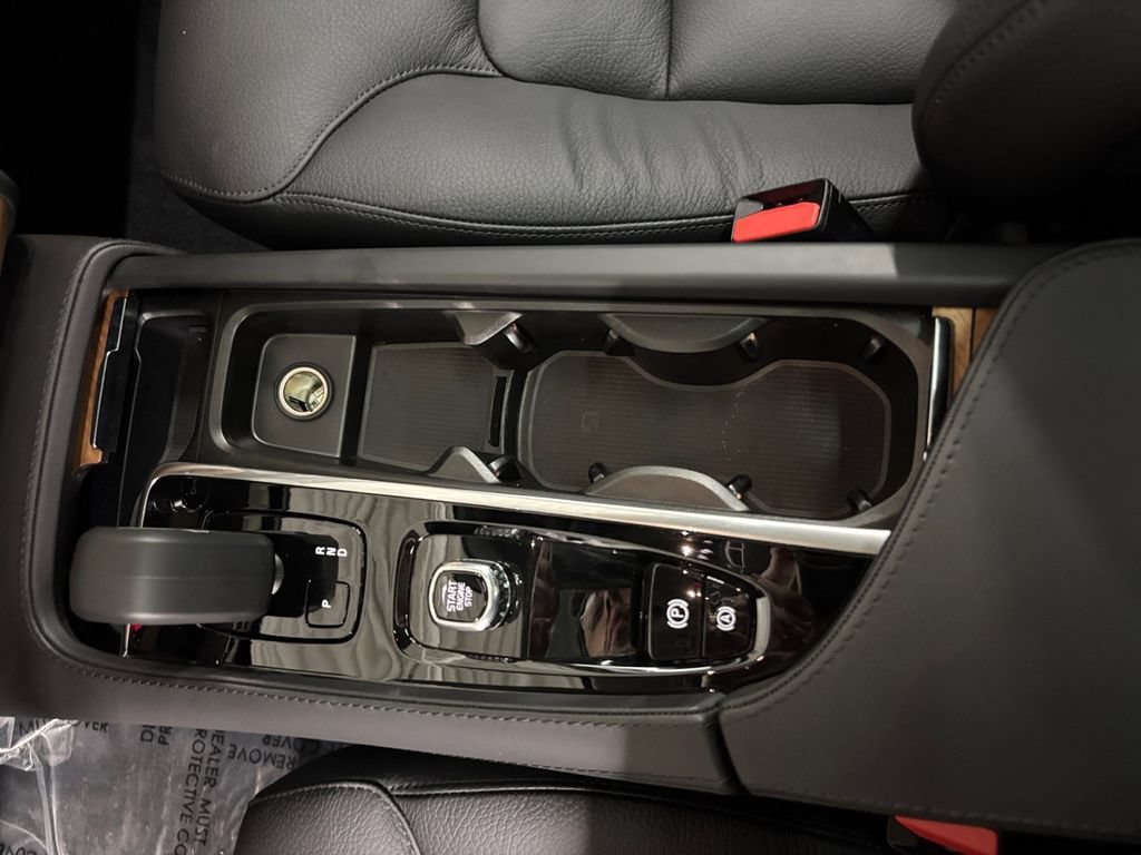 Certified 2025 Volvo XC90 T8 Plus w/ Protection Package Premier AWD/4WD image 23