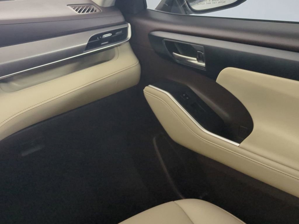 Used 2021 Toyota Highlander XLE image 21