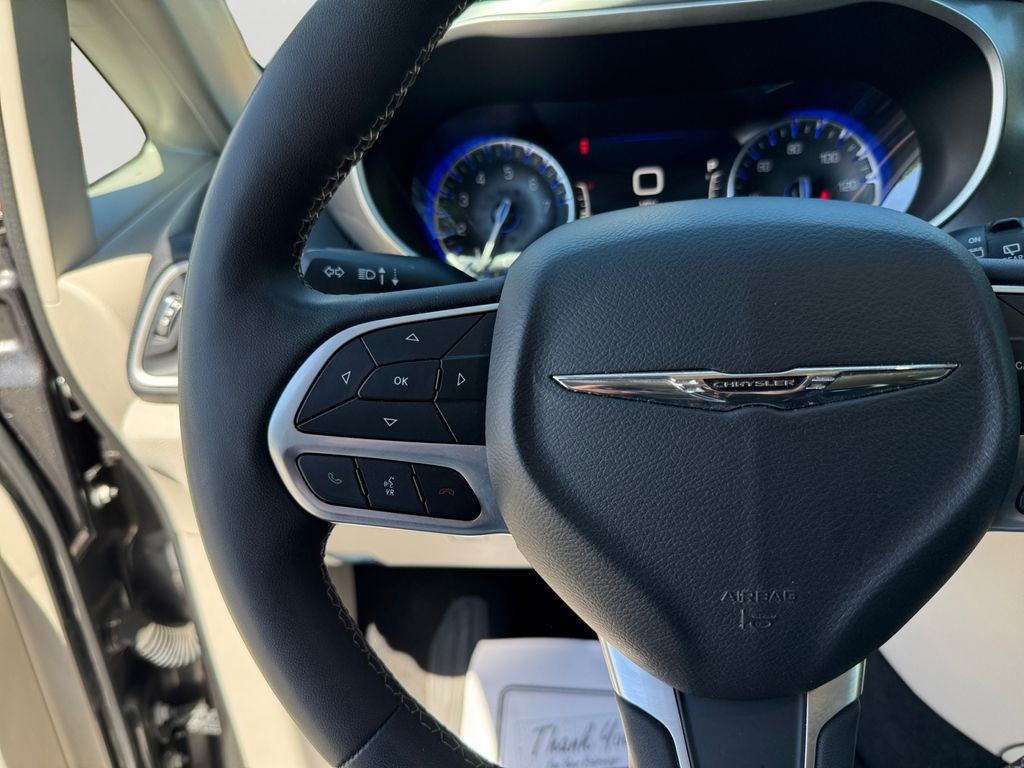 Used 2023 Chrysler Pacifica Touring-L FWD image 21