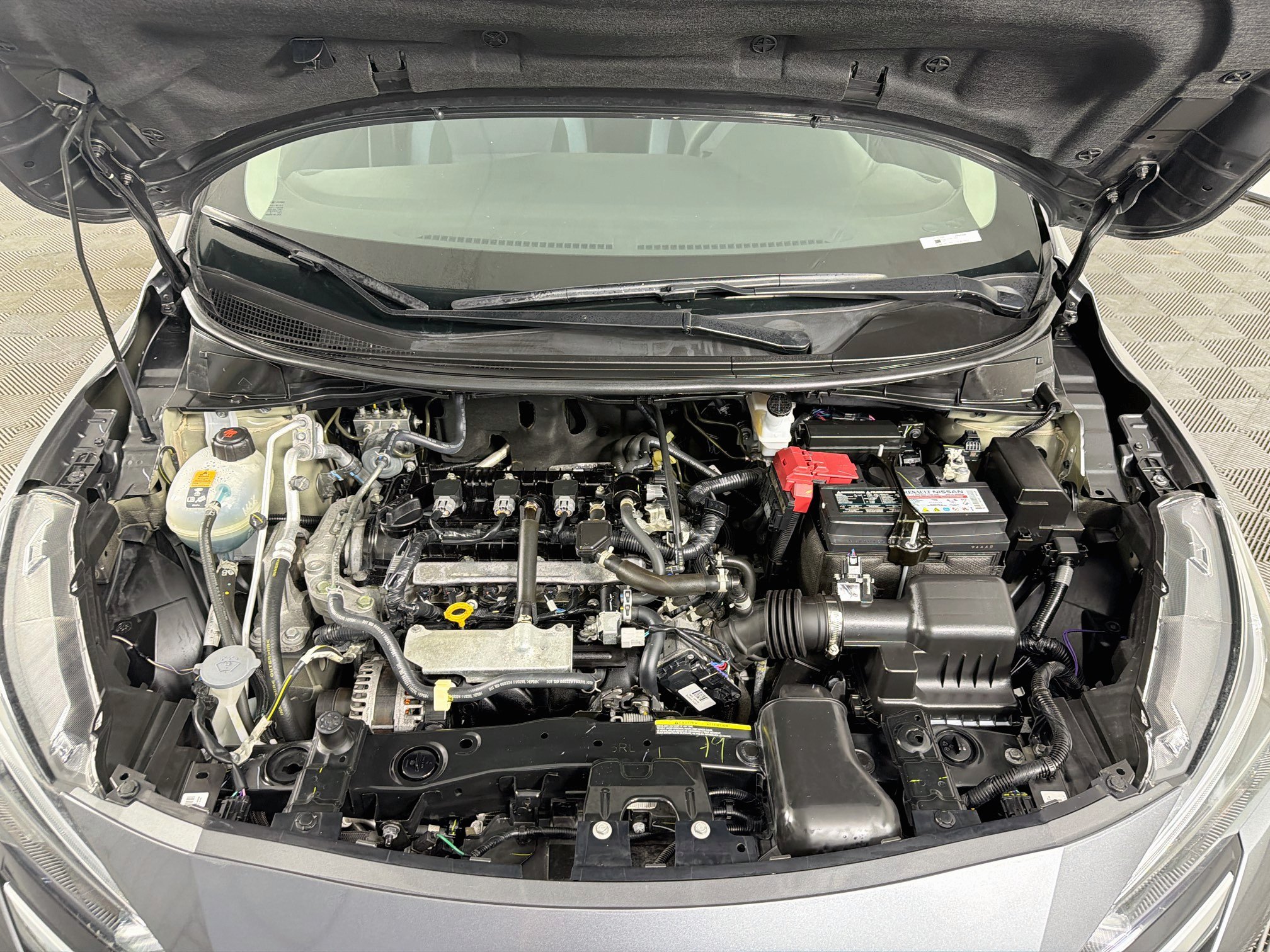 Used 2025 Nissan Versa SV FWD image 33