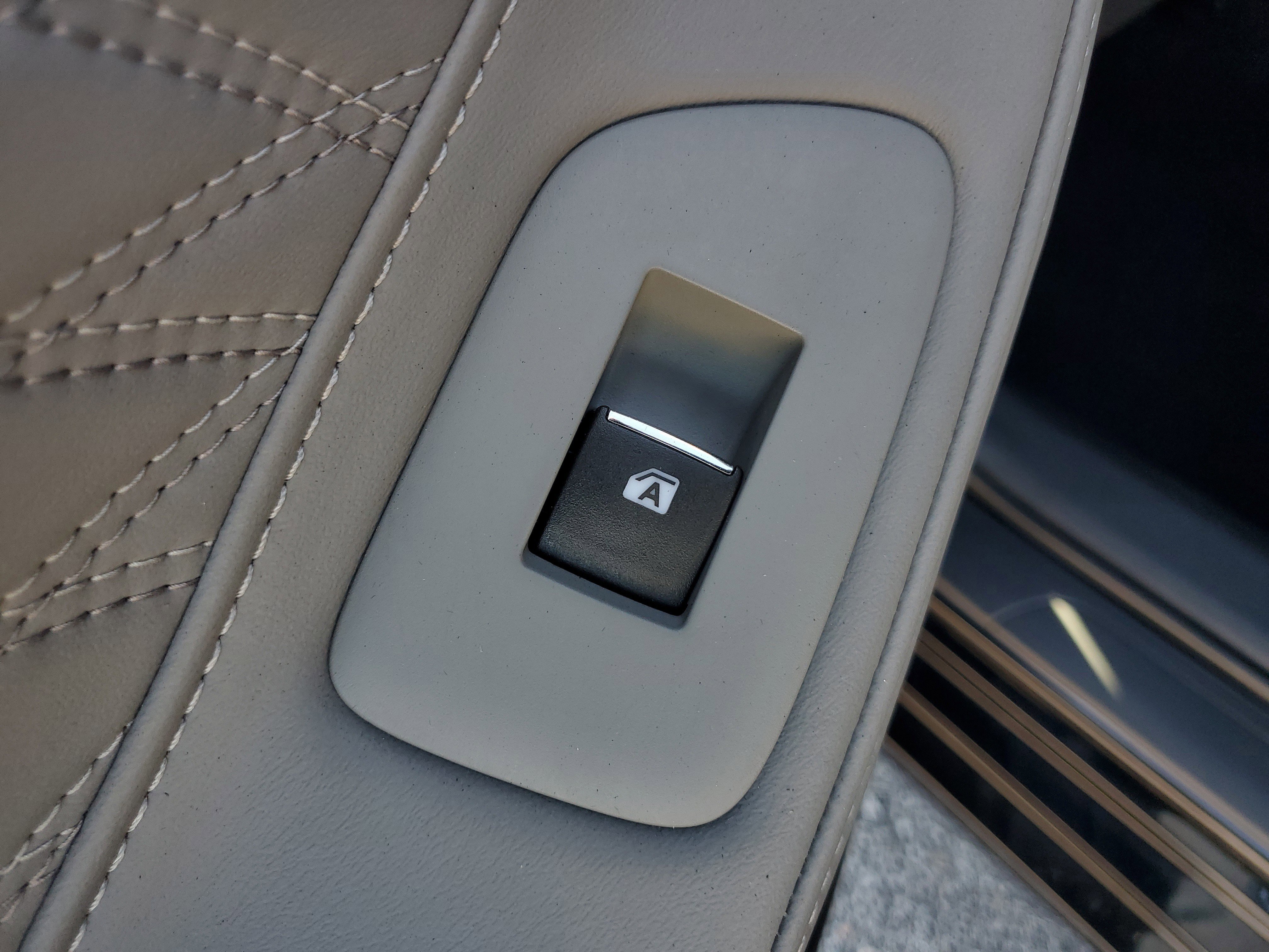 Used 2022 Toyota Avalon Limited FWD image 12