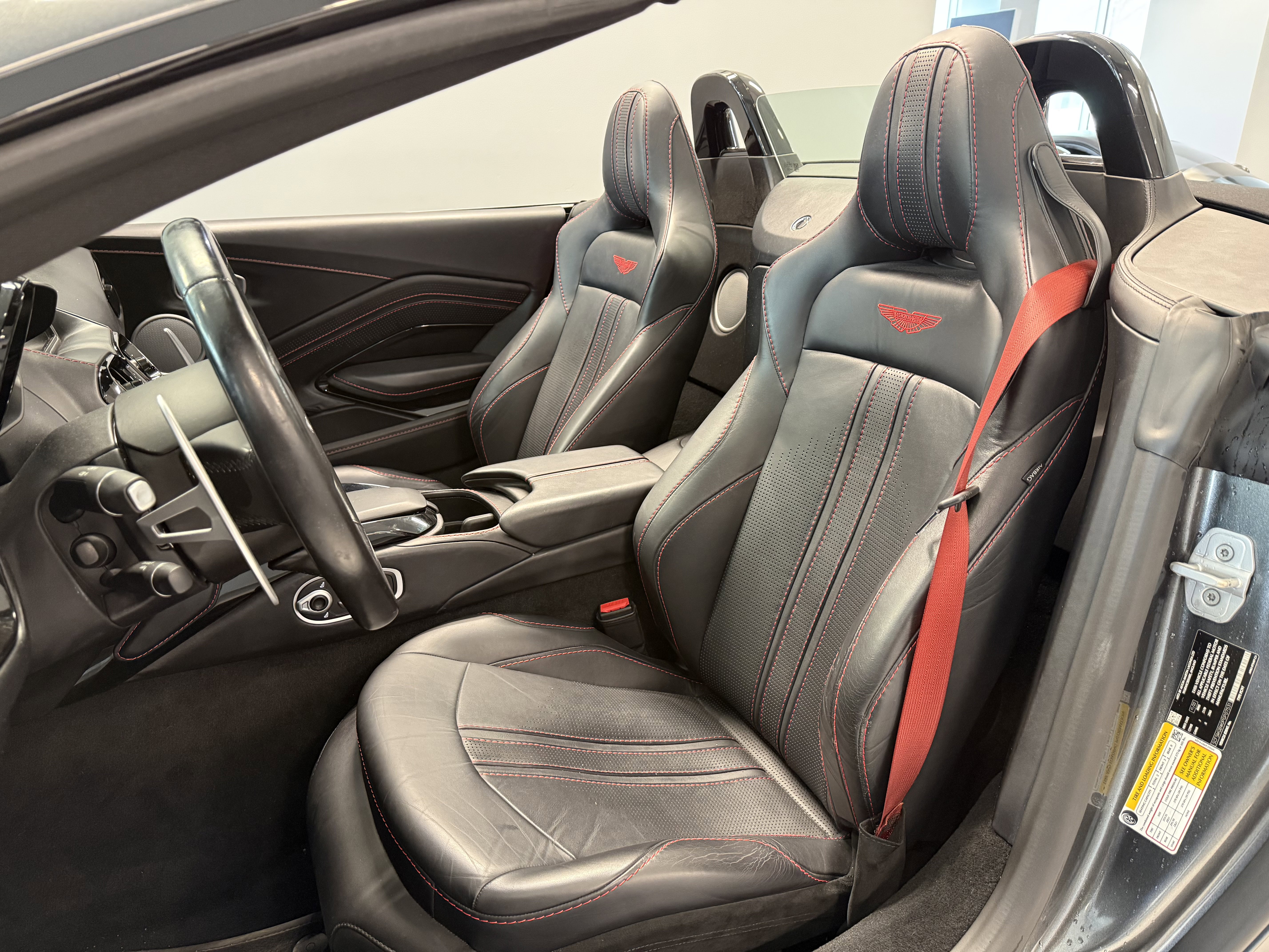 Used 2023 Aston Martin V8 Vantage Roadster RWD image 12