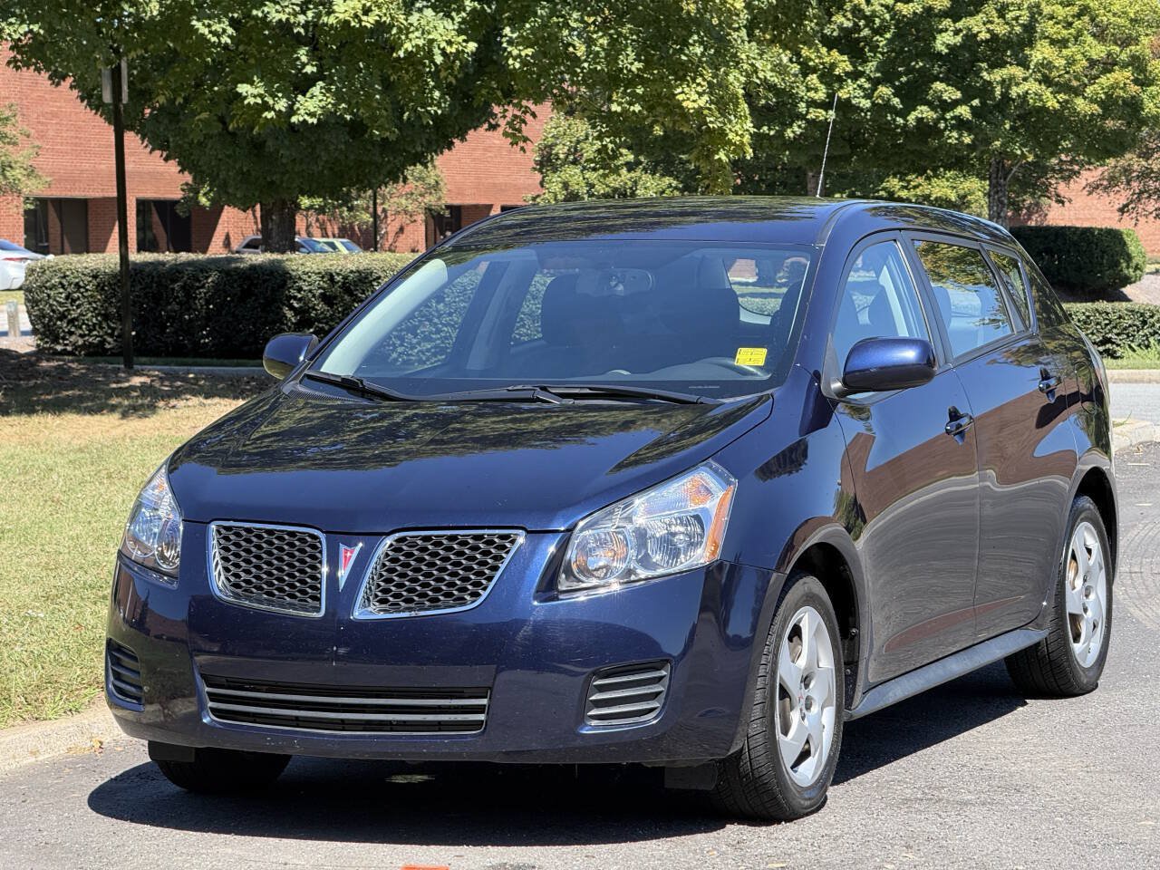 Used 2009 Pontiac Vibe w/ Preferred Package FWD image 2