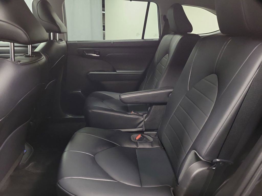Used 2022 Toyota Highlander XLE image 22