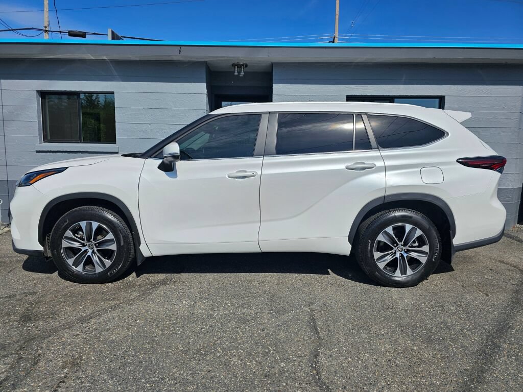 Used 2025 Toyota Highlander XLE AWD/4WD image 2