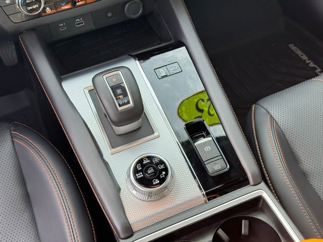 Used 2025 Mitsubishi Outlander 4WD Plug-In Hybrid image 16