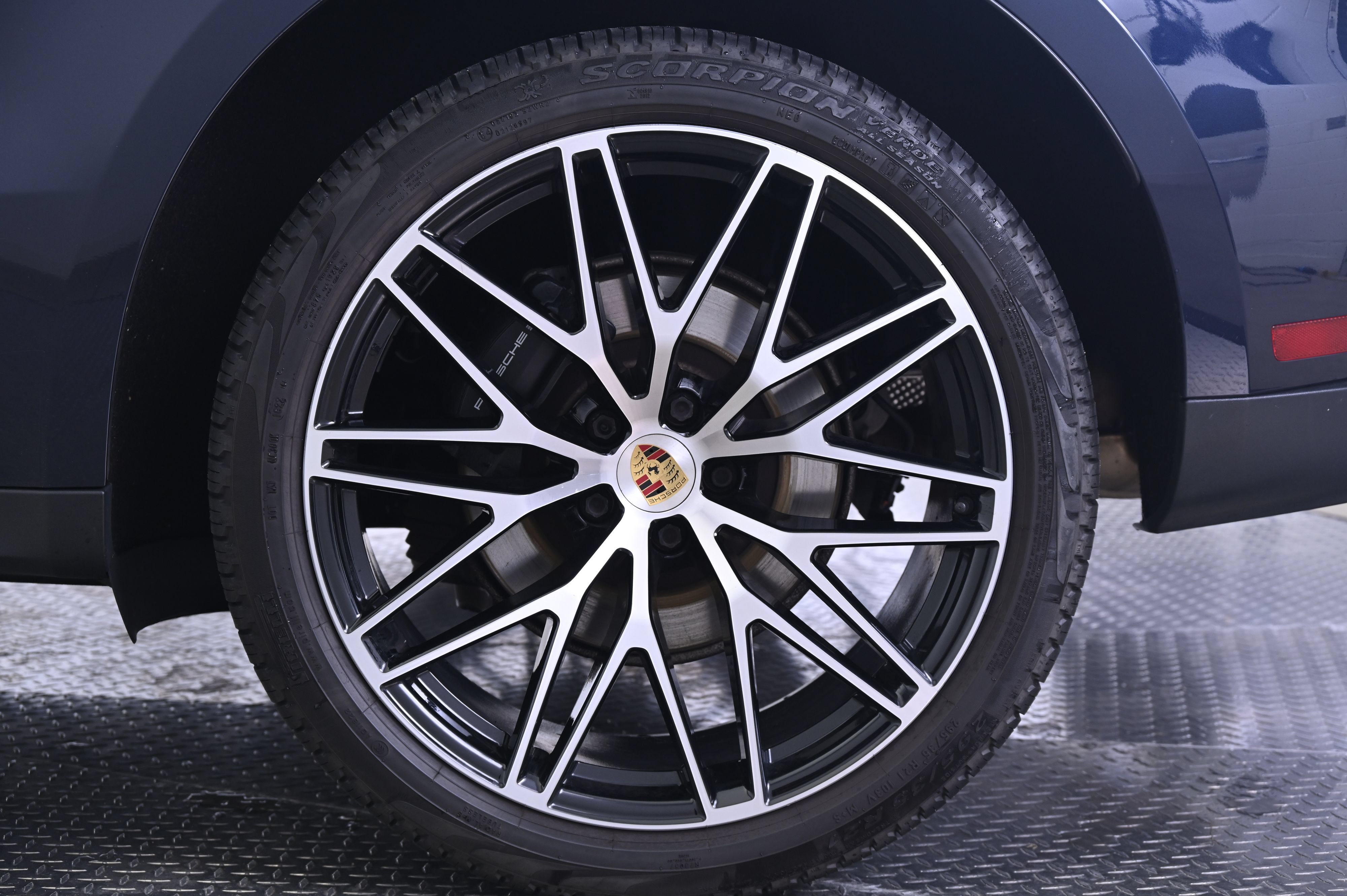 Certified 2022 Porsche Macan AWD/4WD image 12