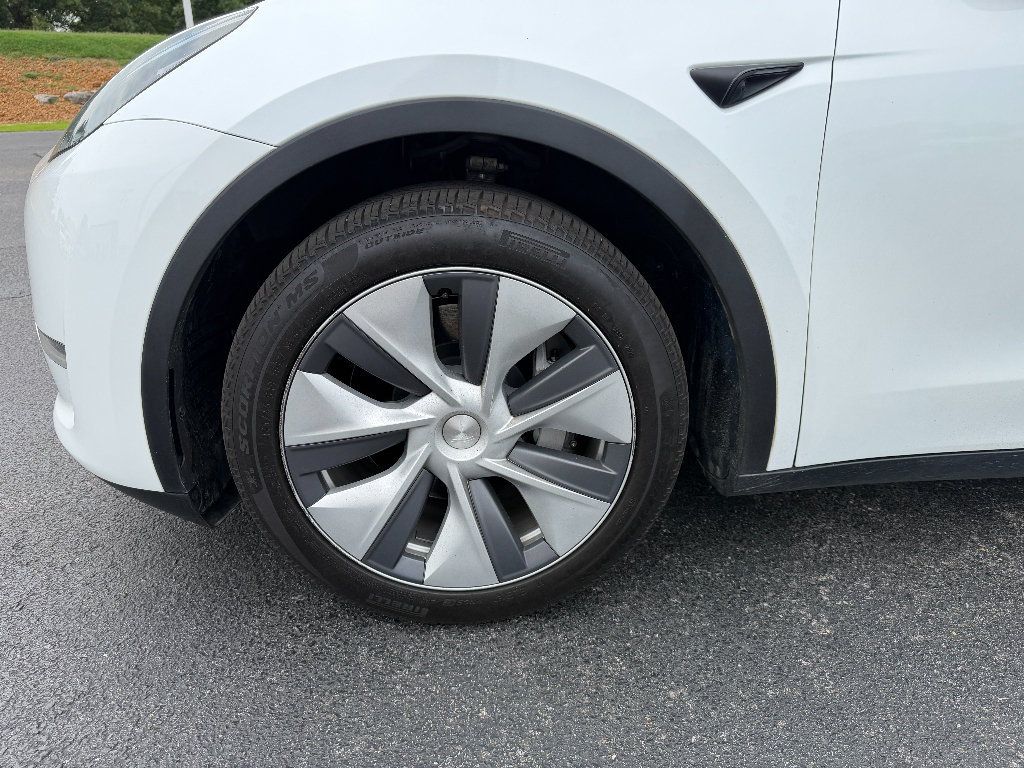 Used 2024 Tesla Model Y Long Range AWD/4WD image 11