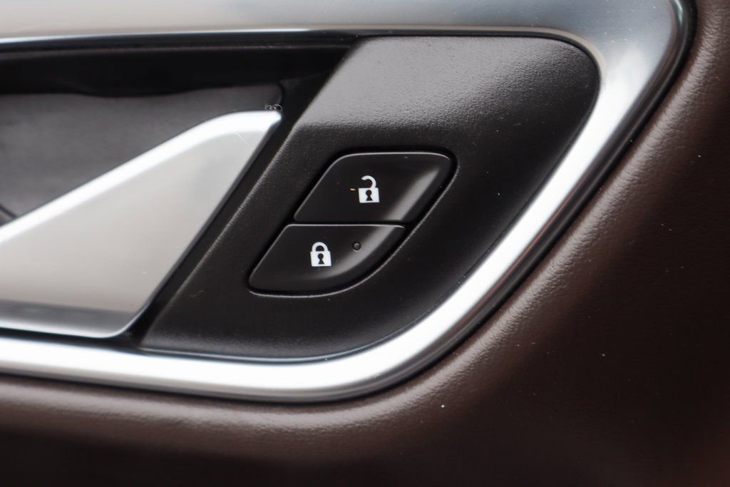 Used 2022 Chevrolet Suburban Z71 w/ Luxury Package image 17