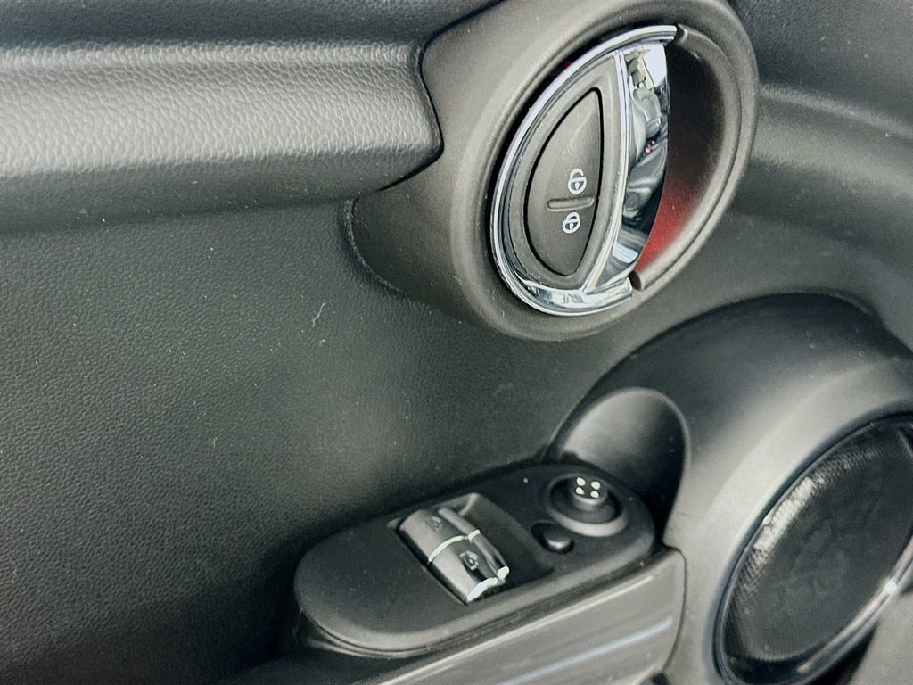 Used 2018 MINI Cooper 2-Door Hardtop image 17