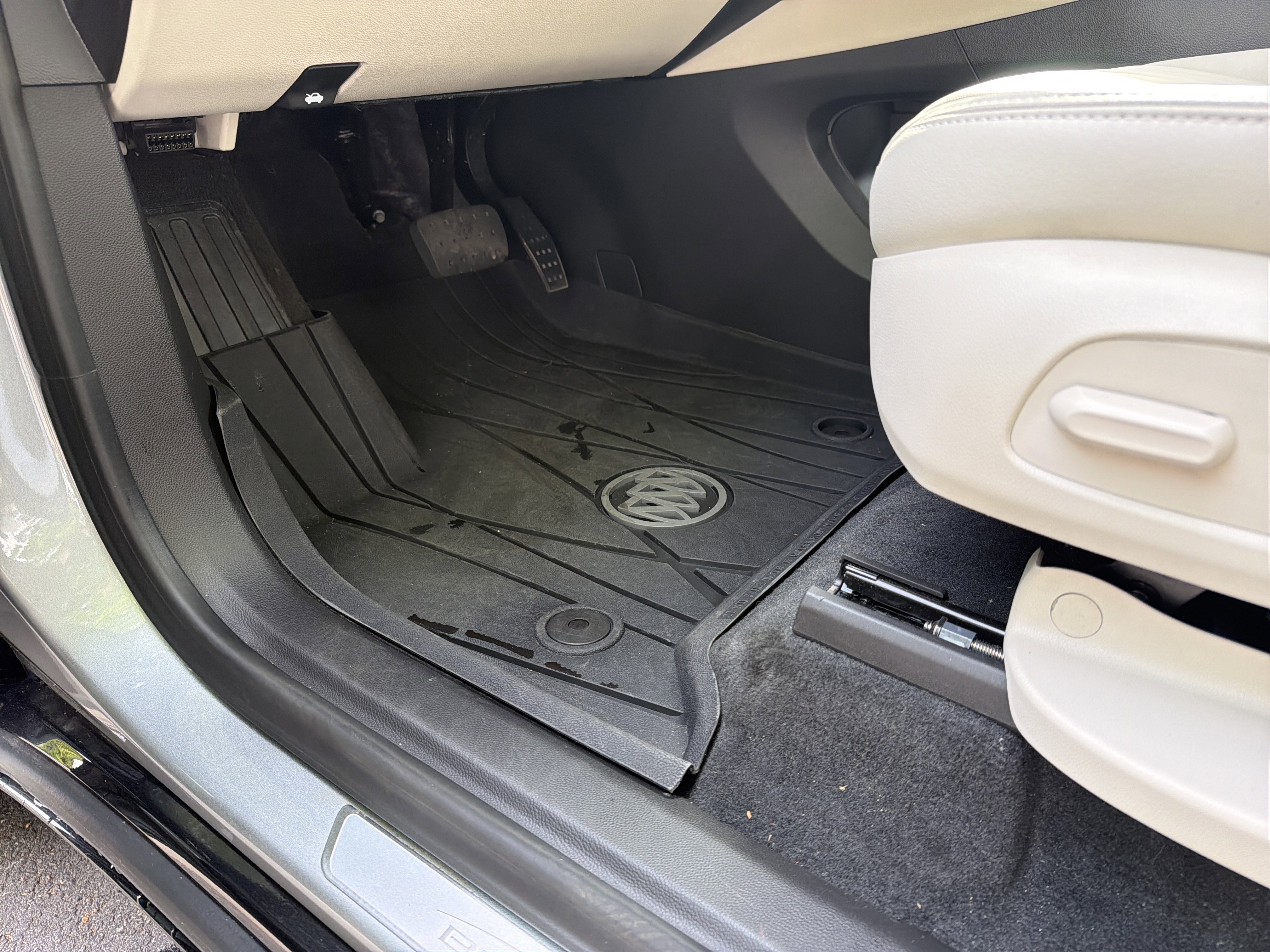 Used 2024 Buick Enclave Essence w/ Experience Buick Package image 17