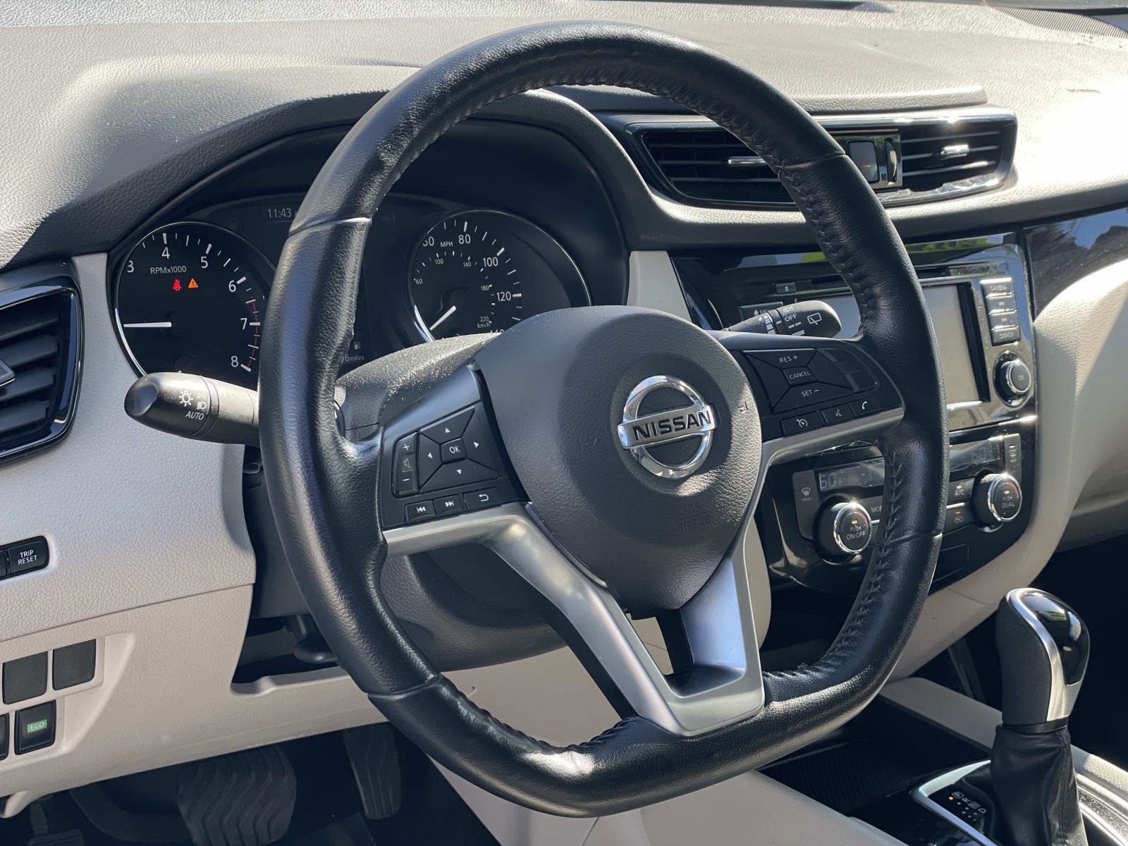 Used 2021 Nissan Rogue Sport SV image 3